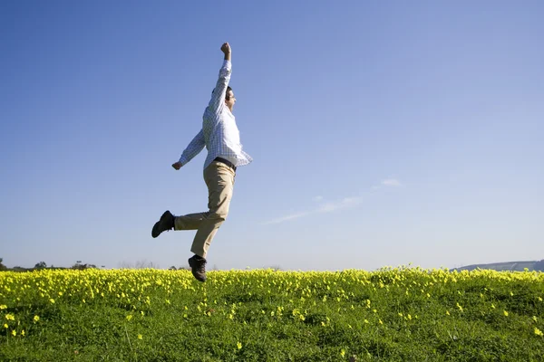 Чоловік стрибає високо, щоб досягти успіху — стокове фото