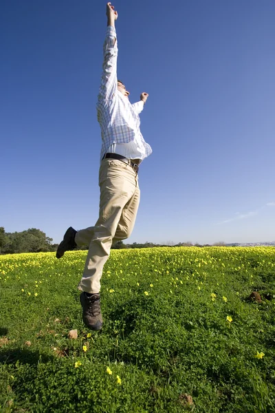 Muž skákat vysoko k úspěchu — Stock fotografie