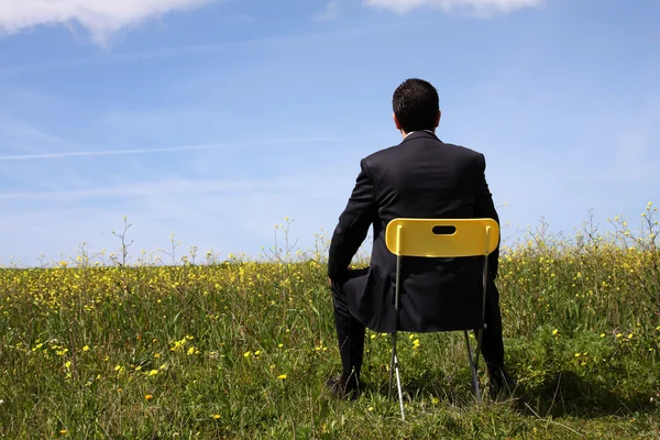 Επιχειρηματία που κάθεται σε μια καρέκλα — Φωτογραφία Αρχείου