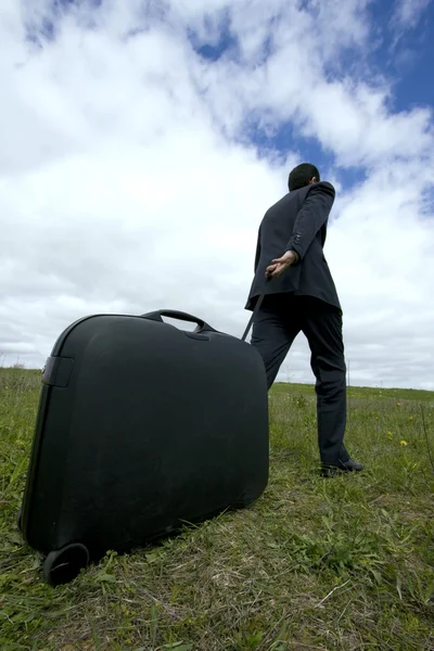 Zakenman duwen zijn bagage — Stockfoto