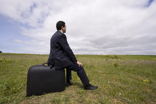 Biznesmen siedzieć w jego bagażu — Zdjęcie stockowe