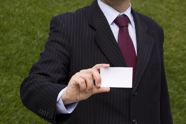 Бизнесмен показывает чистую карточку — стоковое фото