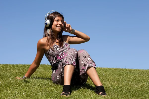 Joven adolescente escuchando música — Foto de Stock