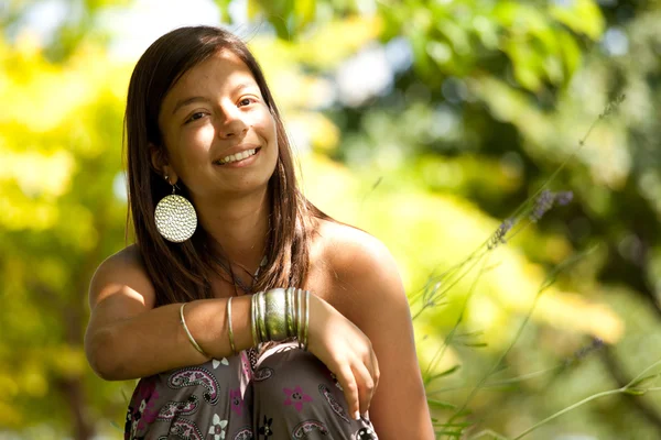 Teenage girl at the park — Stock Photo, Image