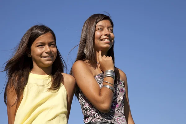 Irmãs felizes ao ar livre — Fotografia de Stock