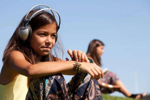 Barn lyssnar musik — Stockfoto