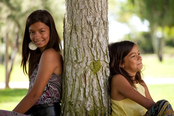 Unga systrar på park — Stockfoto