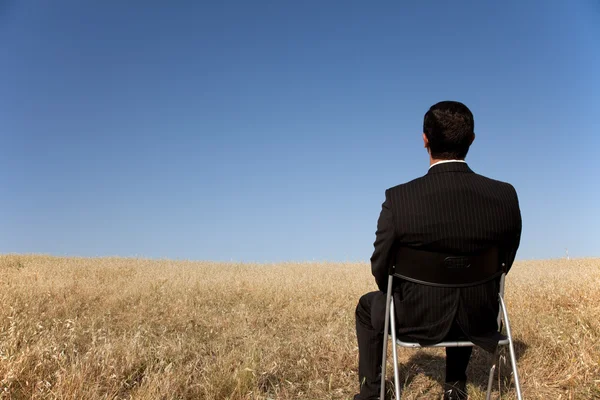 Empresário esperando no campo — Fotografia de Stock