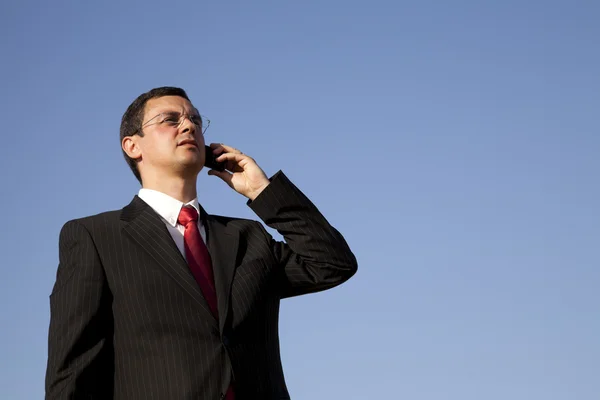 Hombre de negocios hablando por el teléfono celular — Foto de Stock