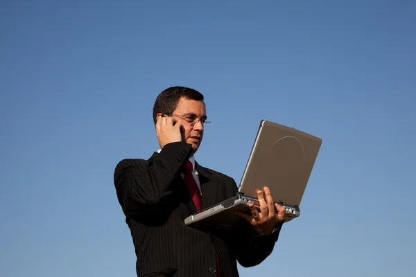 Affärsman talar på mobil — Stockfoto