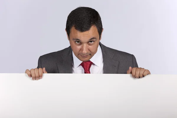 Geschäftsmann mit einer leeren Plakatwand — Stockfoto