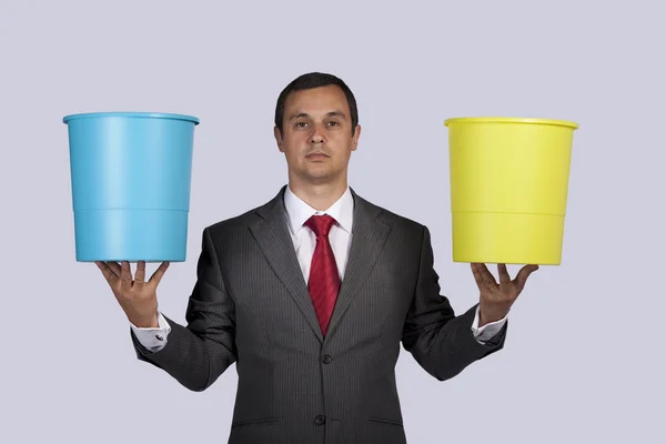 Podnikatel drží kbelíky — Stock fotografie