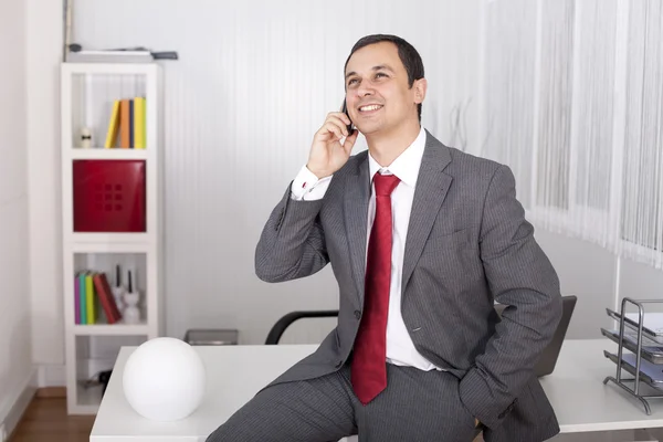 Взрослый бизнесмен разговаривает по телефону — стоковое фото