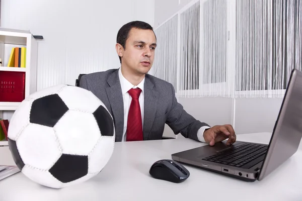Gerente de futebol no escritório — Fotografia de Stock