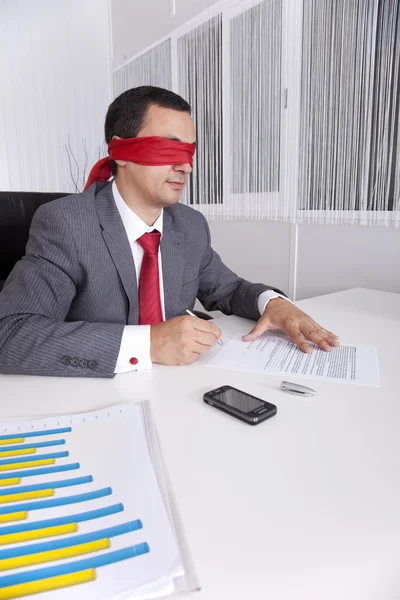 Homme d'affaires yeux bandés travaillant avec son ordinateur portable — Photo