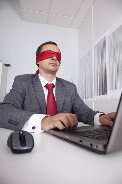 Biznesmen Blindfold pracy z laptopem — Zdjęcie stockowe