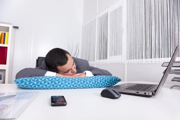 Бизнесмен спит в офисе — стоковое фото