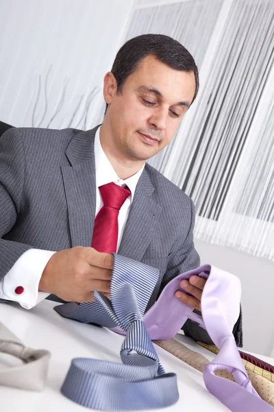Choosing the best necktie for a working day — Stock Photo, Image