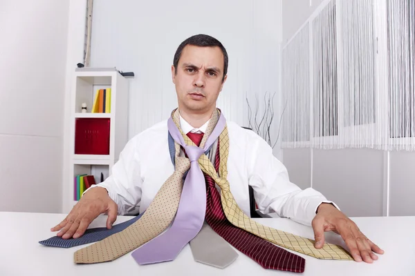 Výběr nejlepší kravaty pro pracovní den — Stock fotografie