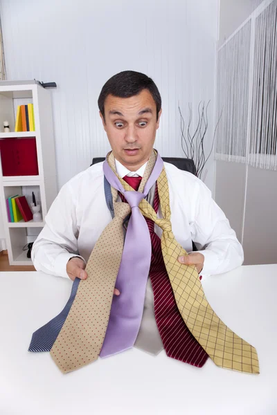 Escolhendo a melhor gravata para um dia de trabalho — Fotografia de Stock