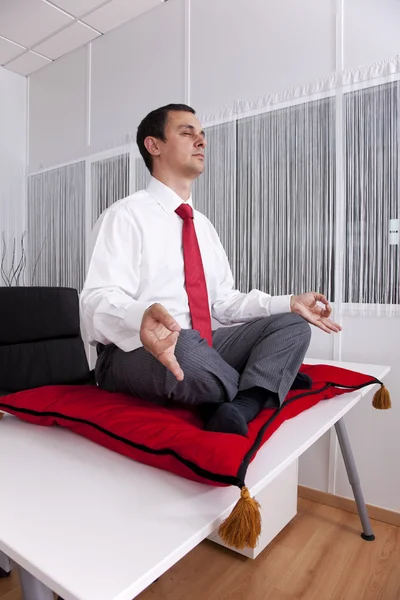 Podnikatel relaxační v kanceláři — Stock fotografie