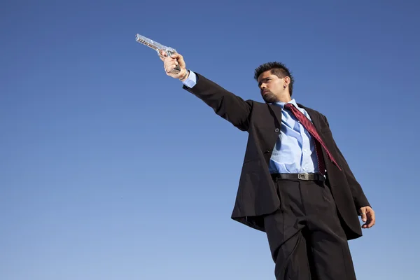 Empresário apontando uma pistola — Fotografia de Stock