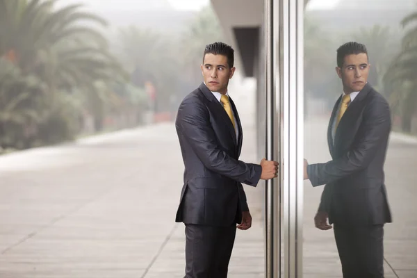 Empresário abre a porta do escritório — Fotografia de Stock