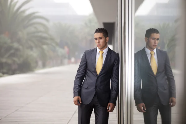 Geschäftsmann neben der Bürotür — Stockfoto