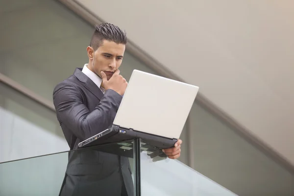 Homem de negócios moderno na varanda do escritório — Fotografia de Stock