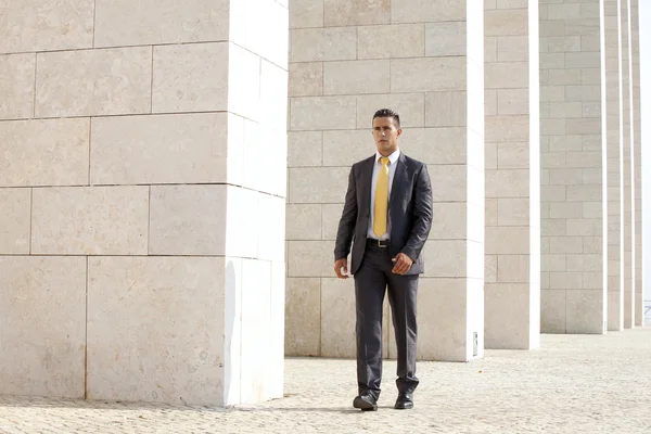 Confident businessman walking — Stock Photo, Image