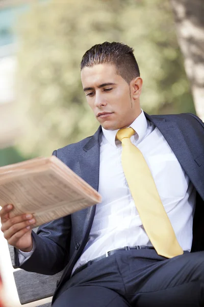 Επιχειρηματίας διαβάζει την εφημερίδα — Φωτογραφία Αρχείου