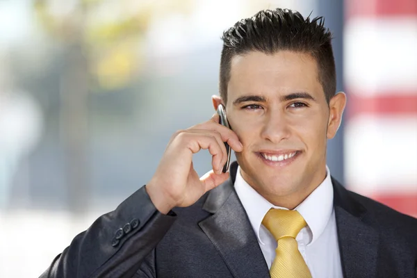 Щасливий бізнесмен говорить на своєму мобільному телефоні — стокове фото