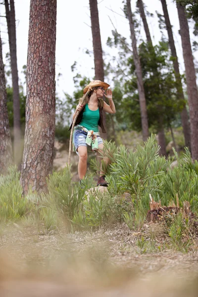 Женщина, гуляющая по лесу — стоковое фото