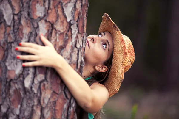 年轻女子拥抱一棵树 — 图库照片