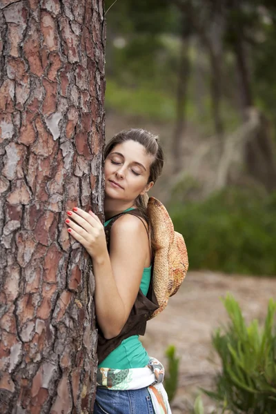 Genç kadın bir ağacı kucaklayan — Stok fotoğraf