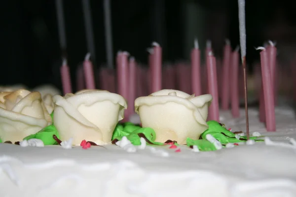 Kuchen, Rose und Kerze — Stockfoto