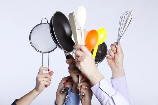 Руки, що тримають інструменти для посуду — стокове фото