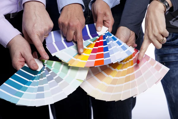 Mani che puntano a campioni di colore — Foto Stock