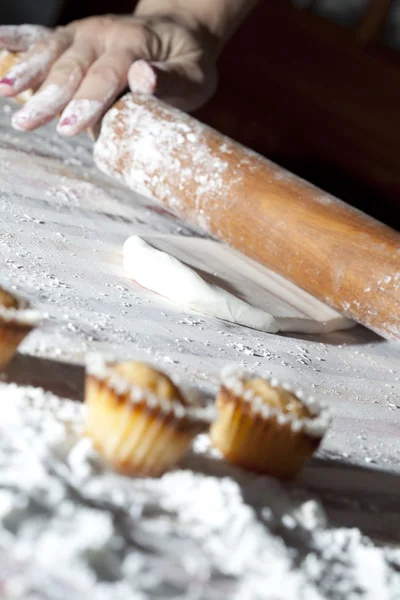 Zubereitung von leckeren Kuchen — Stockfoto