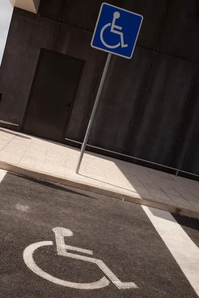 Cadeira de rodas reservada espaço de estacionamento — Fotografia de Stock