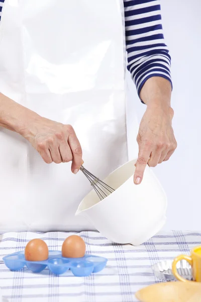 Руки, смешивающие яйца — стоковое фото