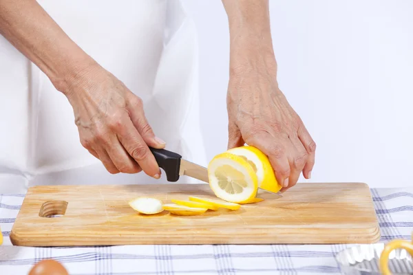 Різання лимоном руки — стокове фото