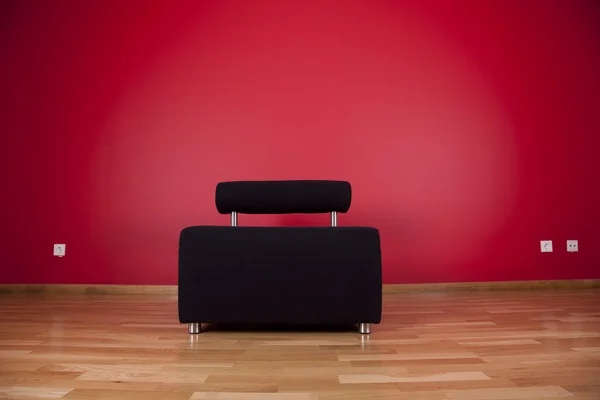 Couch next a red wall — Stock Photo, Image