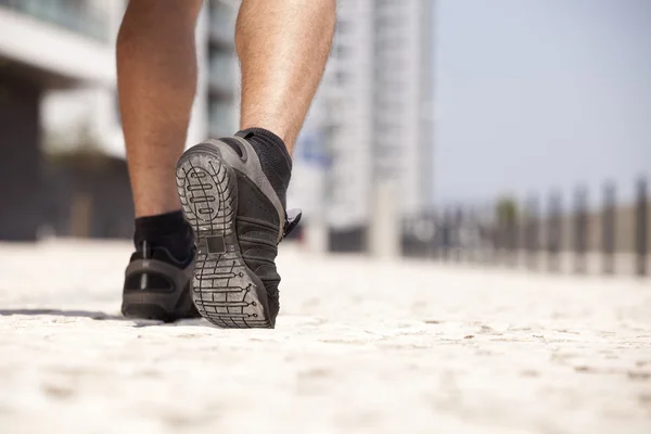 운동선수 남자 신발 산책 — 스톡 사진