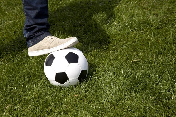 Pied humain et ballon de foot — Photo