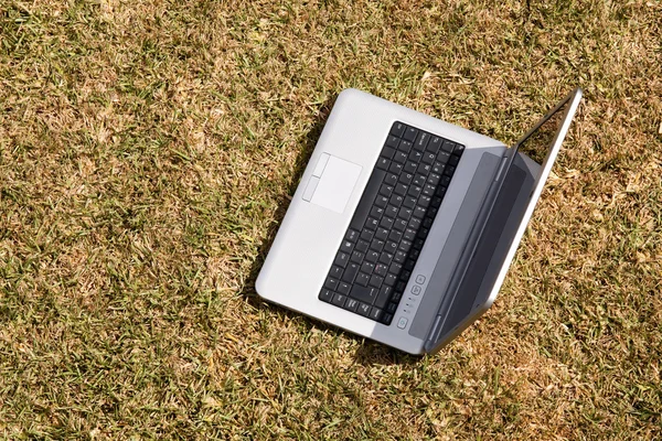 Laptop na grama — Fotografia de Stock