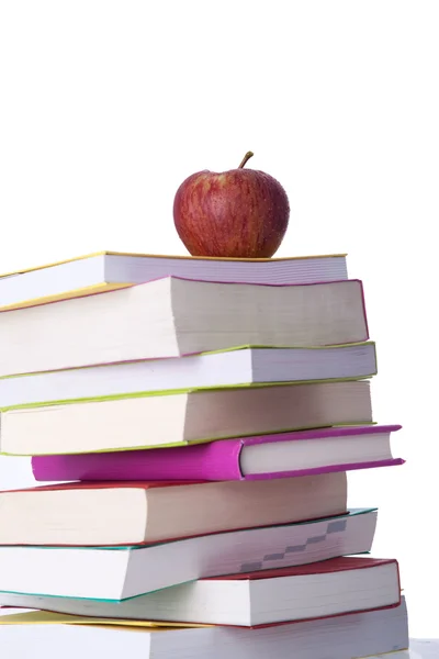 Книги и свежее яблоко — стоковое фото
