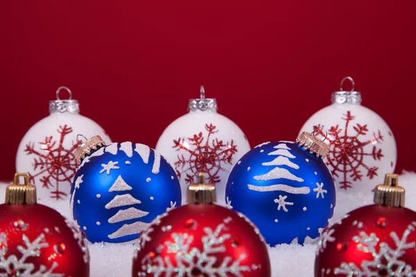 빨간색 배경 위에 크리스마스 공 — 스톡 사진
