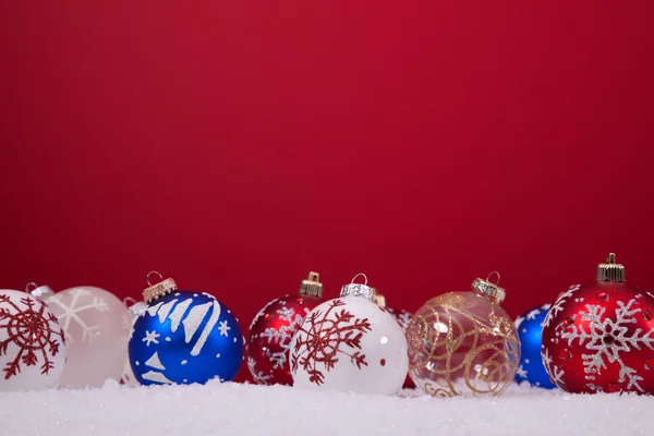 Χριστούγεννα μπάλες πάνω σε κόκκινο φόντο — Φωτογραφία Αρχείου