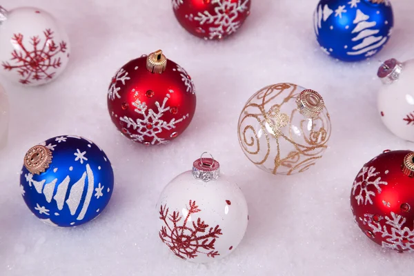 Рождественские шары в снегу — стоковое фото